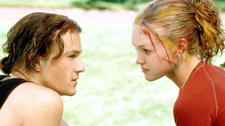Heath Ledger as Patrick and Julia Styles as Kat, staring into each other's eyes in 10 Things I Hate About You